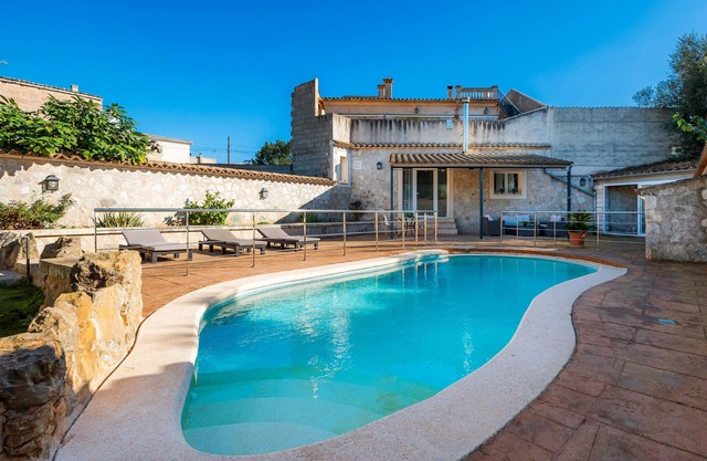 Holiday Home 'Villalonga' with Private Pool, Wi-Fi and Air Conditioning