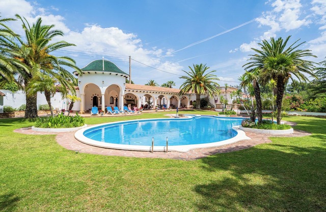 Holiday home for families with swimming pool, tennis court & many other facilities
