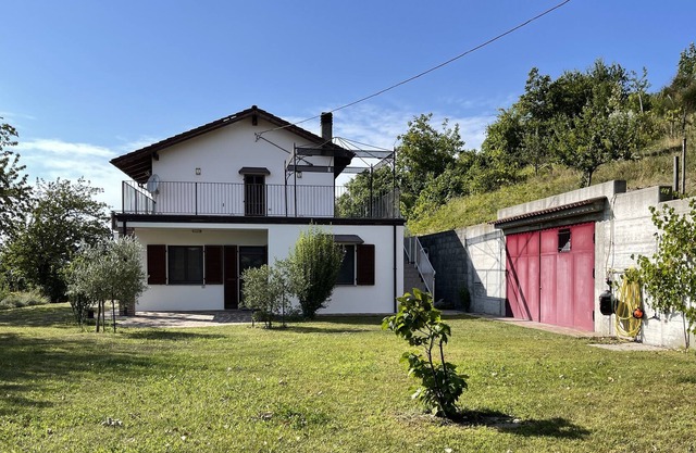 Holiday home for 4 people with lots of space in a top location in the Lange, Roddino