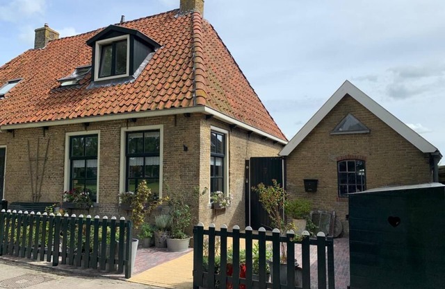 Holiday home for 6 people in a Frisian village with a spacious kitchen diner