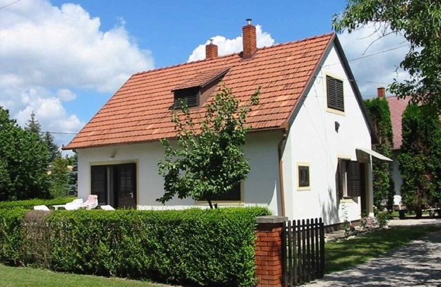 Holiday home for 8 people with barbecue and garden