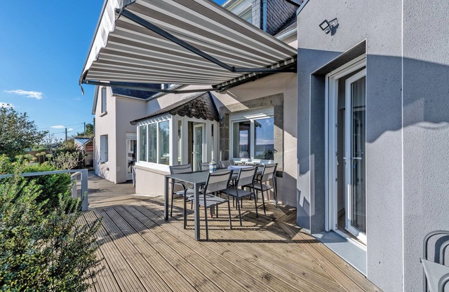 Holiday Home 'Grande Maison Familiale - Sea View' with Private Garden and Wi-Fi