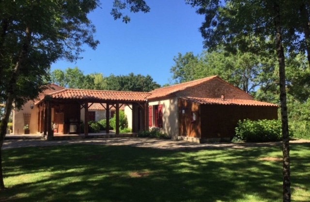 Holiday Home 'Gîte Les Iris Nalliers' with Shared Pool, Shared Terrace and Wi-Fi