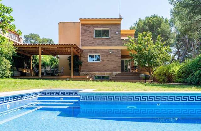 Holiday Home 'Global Boscos' with Sea and Mountain Views, Private Pool, Terrace, A/C & Wi-Fi