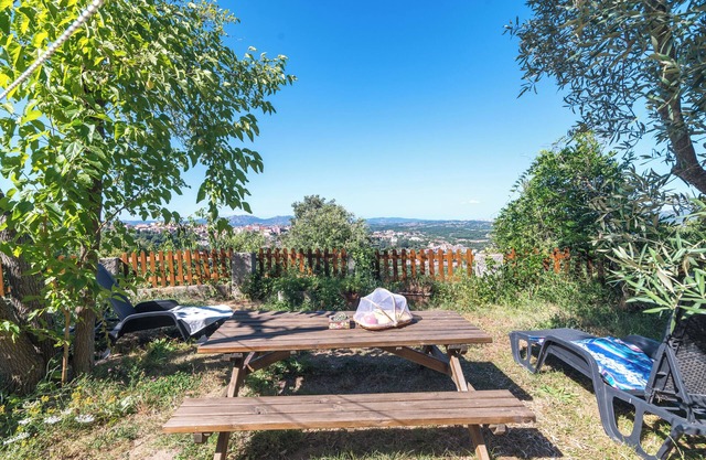 Holiday Home "Home on the hill" with Mountain View, Garden & Wi-Fi