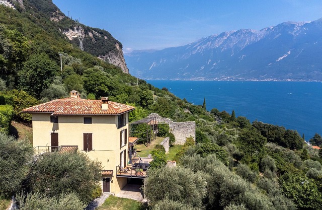 Holiday Home 'House with Great Lake and Mountain View' with Lake View, Private Pool and Wi-Fi