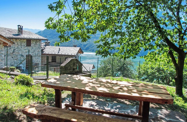 Holiday Home Il ciliegio sul lago with Lake View, Terrace & Garden