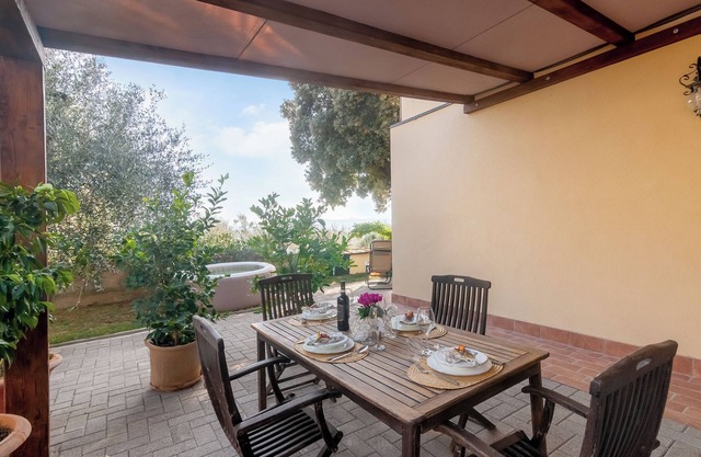 Holiday Home 'Il Piccolo Borgo' for 7 Guests with Shared Pool, Wi-Fi and Air Conditioning
