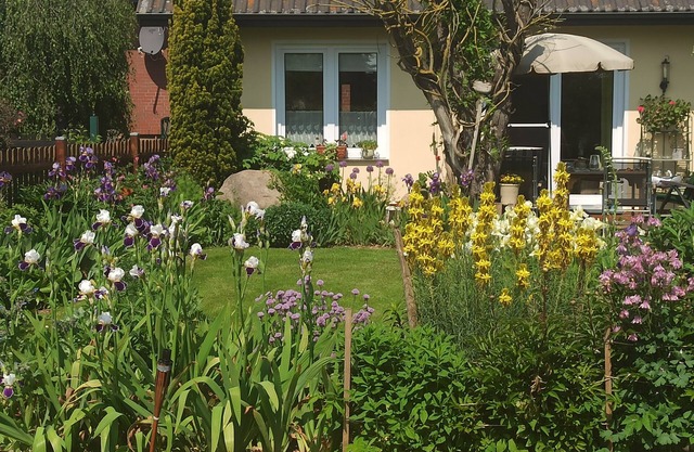 Holiday home in a beautiful garden, near the Baltic Sea and the state capital