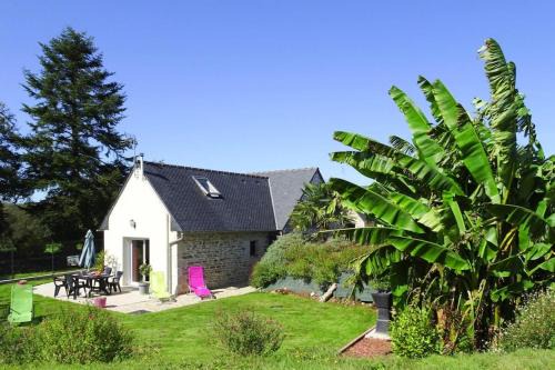Holiday Home in Guerlesquin near Lake