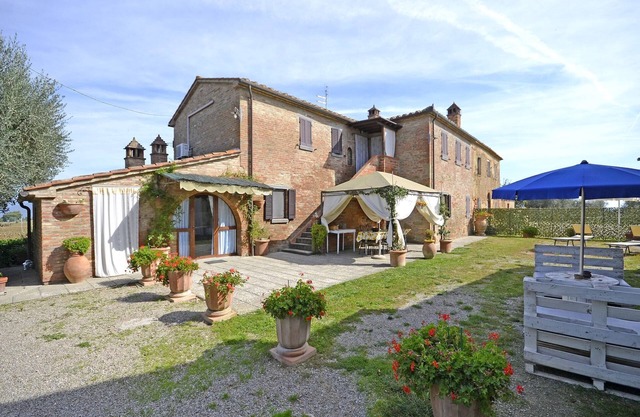 Holiday Home in Tuscany with Pool & Garden