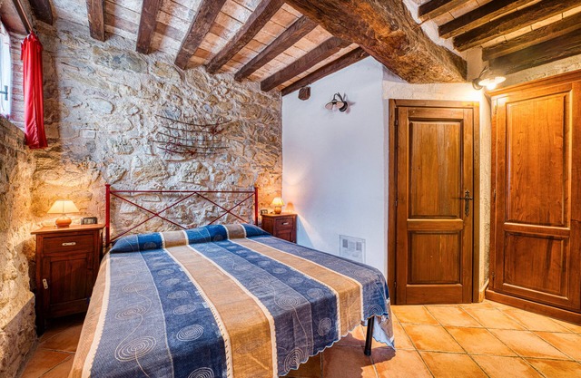 Holiday Home 'Casale Storico XVII Sec - Rosa' with Mountain View, Shared Pool and Wi-Fi