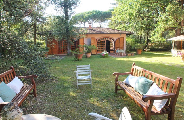 Holiday Home for 5 People, Garden, 500m till Sea, A/C, WIFI, near Forte dei Marmi