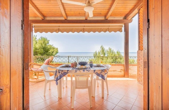 Holiday Home 'La Casa Sulla Scogliera Piccola' with Sea View, Private Terrace and Air Conditioning