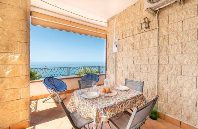 Holiday Home 'La Casa Sulla Scogliera Grande' with Sea View, Private Terrace and Air Conditioning