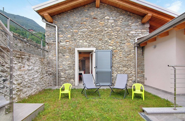 Holiday Home 'Jack House' a few steps from the lake and with private parking