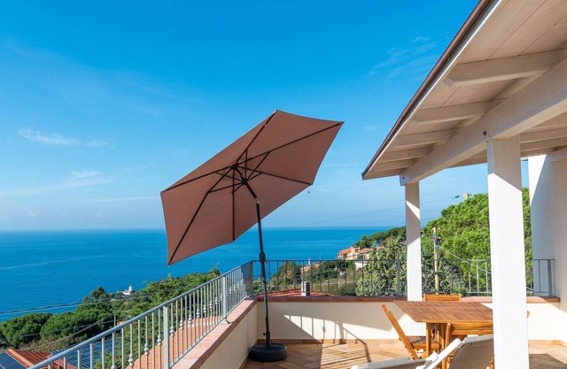 Holiday Home 'L' Elicriso' with Sea View, Wi-Fi and Air Conditioning