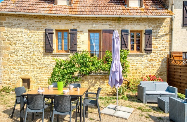 Holiday Home 'L'Hirondelle - Perigord Noir' with Private Terrace and Shared Garden