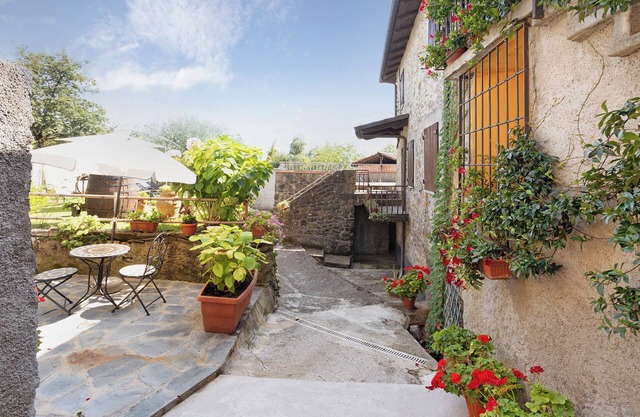 Holiday Home 'La Casina di Nella" with Mountain View, Shared Garden and Balcony
