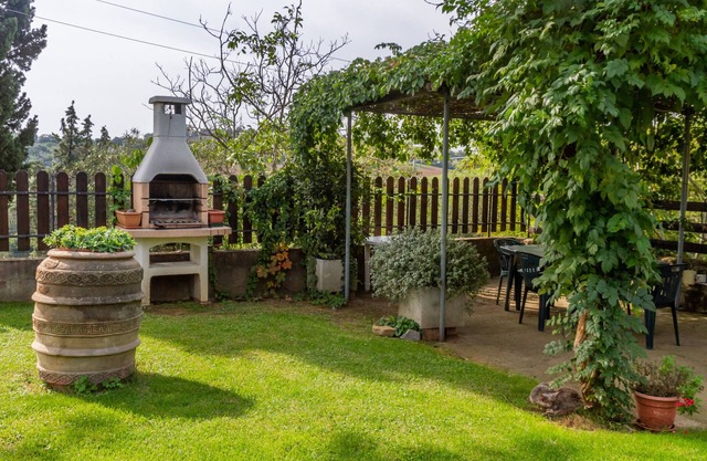 Holiday Home La Fondona with Terrace, Shared Garden & Wi-Fi