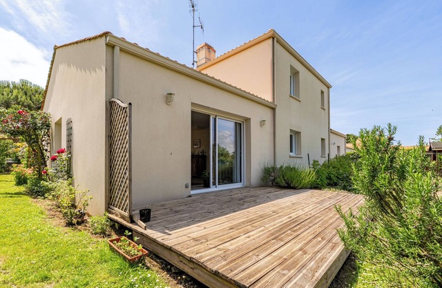 Holiday Home 'La Fontaine Aux Bretons' with Private Terrace, Private Garden and Wi-Fi