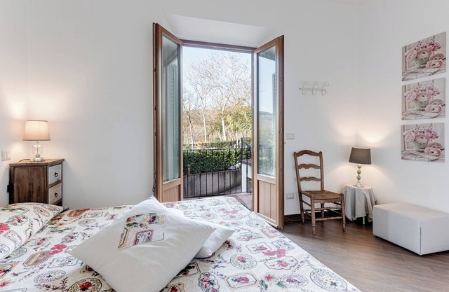 Holiday Home 'La Casina Al Bargino' with Private Terrace, Wi-Fi and Air Conditioning
