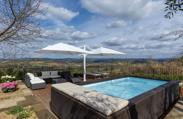 Holiday Home 'La Loggia di Giulia' with Private Terrace, Whirlpool and Garden