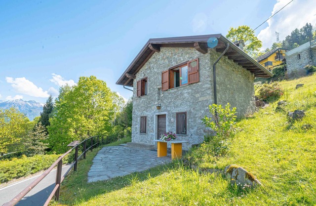 Holiday Home 'La Rosa Bianca' with Mountain View, Private Terrace and Wi-Fi