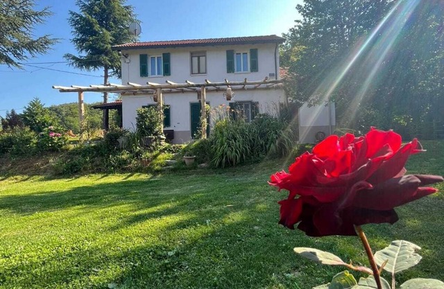Holiday Home 'La Rosa sul Lago' Pet-Friendly with Private Garden, Spa, and Wi-Fi