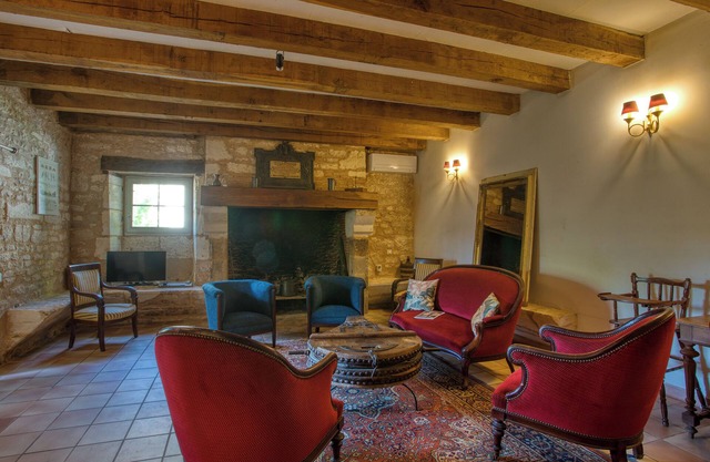 Holiday Home 'Le Pigeonnier' with Shared Pool, Wi-Fi and Air Conditioning