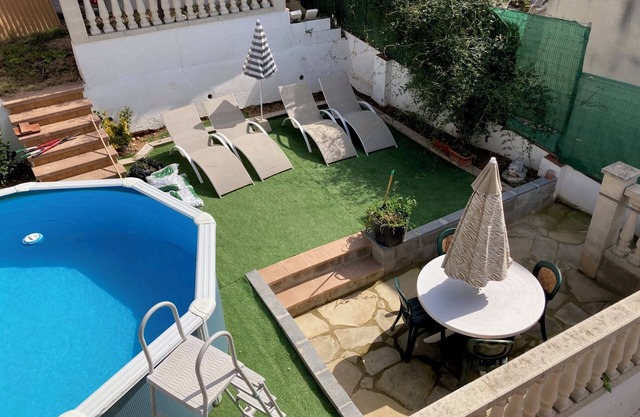Holiday Home "Lola's Beach House" with Sea View, Private Pool & Wi-Fi