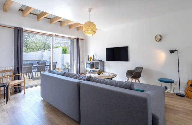 Holiday Home 'Maison 12pers 3kms De La Plage' with Private Pool, Private Terrace and Wi-Fi
