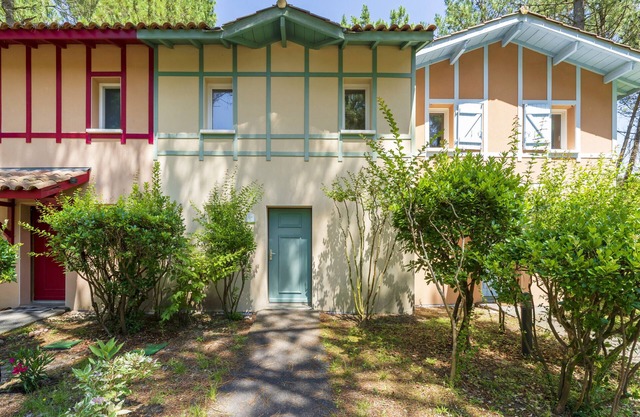 Holiday Home 'Maison Domaine Du Golf De Pinsolle' with Private Terrace, Private Garden and Balcony
