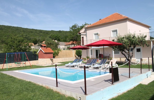 Holiday home Miramary with private pool, bbq, nature near Split