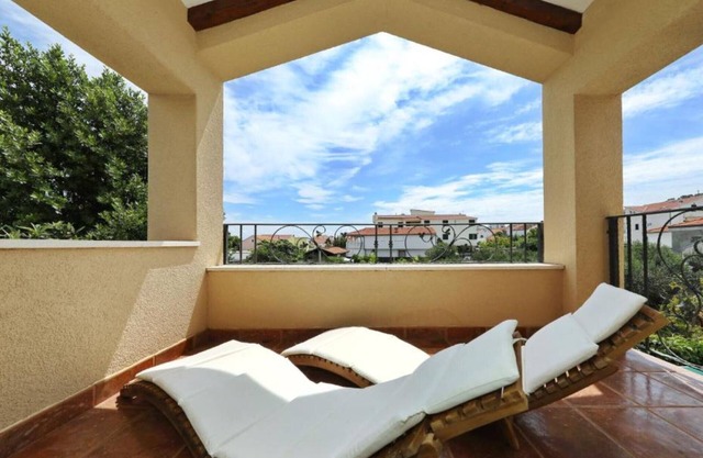 Holiday Home Mirta - Three Bedroom Holiday Home with terrace