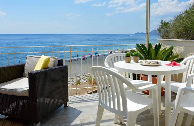 Holiday Home "Movida Sea" with Sea View, Balcony & Wi-Fi