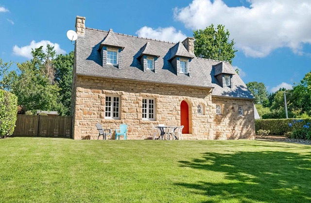 Holiday Home near Sea with Garden Logonna-Daoulas