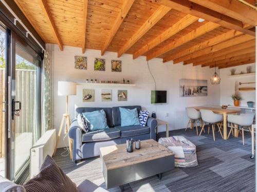 Holiday Home near Beach with Pool Access, cleaning included