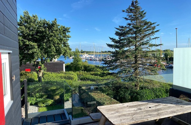 Holiday Home On The Waterfront, 7 People, 3 Bedrooms