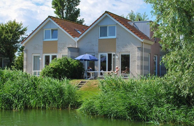 Holiday home on the water in Friesland
