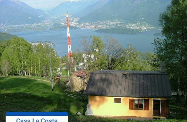 Holiday home overlooking Lake Como, 8 people 3 bedrooms 2 bathrooms, relaxation and nature