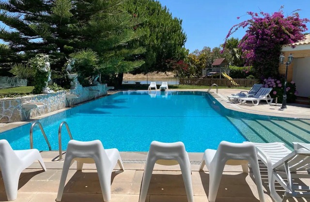 Holiday Home "Penalva Beach House" with Lake View, Private Pool & Wi-Fi
