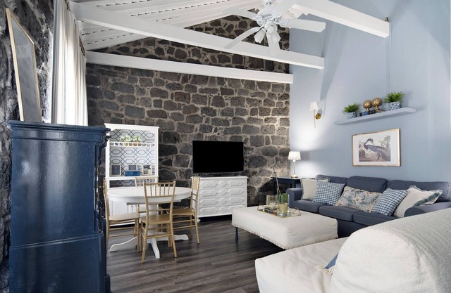 Holiday Home 'Pico Boutique House' with Mountain View, Shared Pool and Wi-Fi