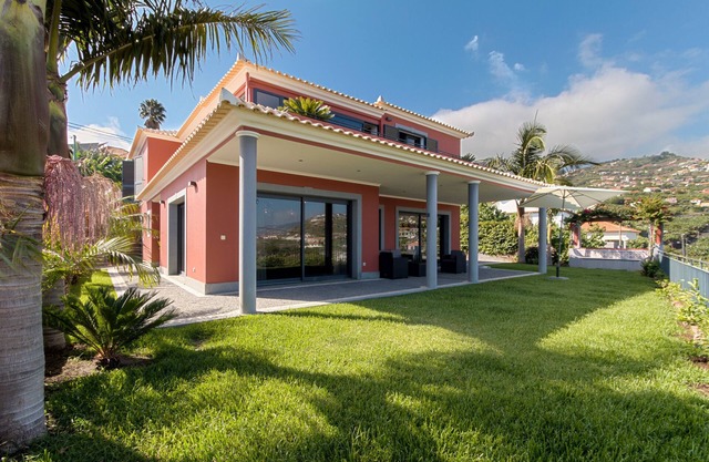 Holiday Home 'Piquinho' with Sea View, Private Terrace and Wi-Fi