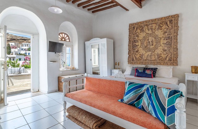 Holiday Home 'Platia Tinos Cycladic Cottage' with Mountain View, Private Terrace and Balcony