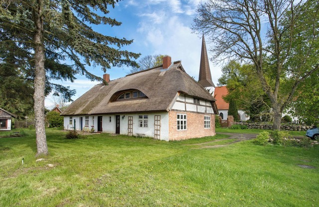 Holiday Home 'Pommernhuus An De Kark' with Private Garden