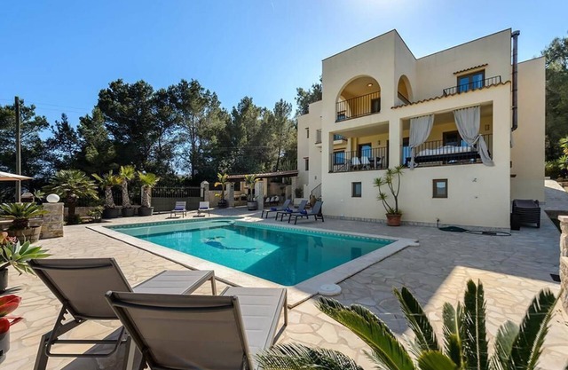 Holiday Home 'Rafaella' with Private Pool, Wi-Fi and Air Conditioning