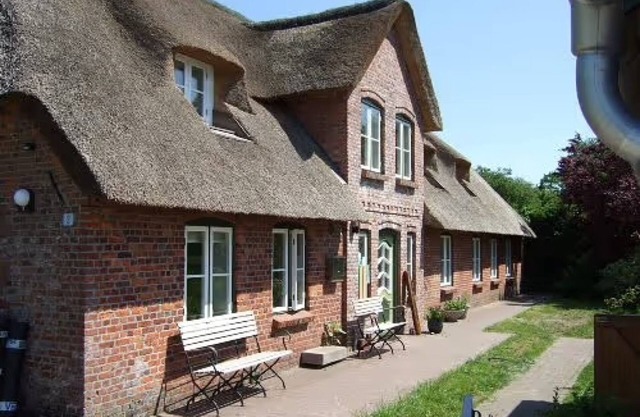 Holiday Home 'Reetdachhaus Auf Eiderstedt' with Private Terrace and Wi-Fi