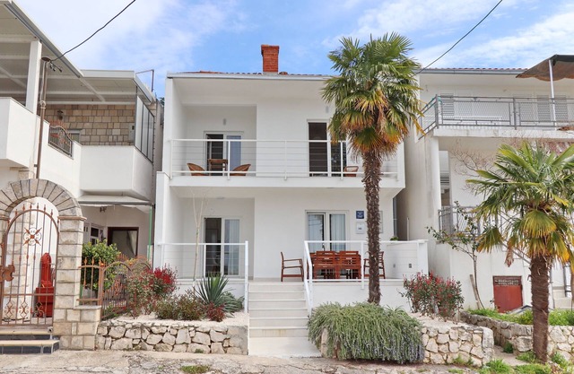 Holiday Home Rosemary-Three Bedroom Holiday Home with Terrace and Partial Sea View