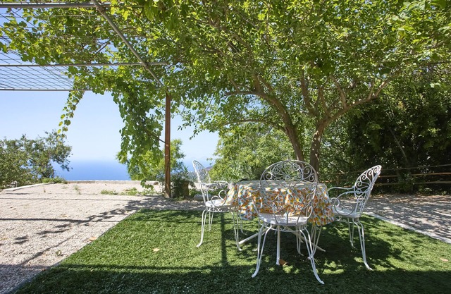 Holiday Home 'Rustico 'al Casale' with Sea View, Shared Garden and Wi-Fi